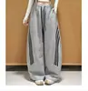 Calça de trabalho larga estilo americano com três listras para mulheres, novo modelo outono 2026, cintura elástica com cordão, calça de moletom casual de perna curva para mulheres