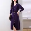 Vestido de punto con cinturón de moda estilo japonés, nueva colección otoño/invierno, corte ajustado, que realza la figura, con una abertura en el dobladillo y cuello en V, vestido suéter para mujer