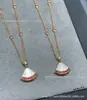 Colar Leque Pequeno com Pedra Preciosa V Dourado com Calcedônia Rosa, Edição Limitada Japão, Banhado a Ouro 18K Rosa Sakura em Forma de Leque, Edição de Precisão CNC