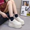 Zapatos de suela gruesa de 8 cm con aumento de altura, zapatos blancos de cuero para mujer, primavera 2025, nuevos zapatos de plataforma combinables, zapatos casuales y cómodos de tabla.