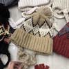Gorro de Punto para Mujer con Pompones Grandes, Bloques de Color Florales Otoño e Invierno, Versátil, Cálido, Rejuvenecedor, Protege Orejas, Lindo y Favorecedor, Gorro de Punto de Moda