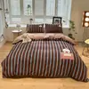 Jogo de cama de quatro peças com bordado em toalha de algodão puro escovado, novo modelo 2026, capa de edredom 100% algodão, cama de solteiro, dormitório estudantil, conjunto de três peças