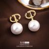 Brincos de Pérola com Letras Estilo Chanel Elegantes, Brincos de Luxo Leve Francês de Nicho de Alta Qualidade, Acessórios de Orelha Personalizados Vintage e Elegantes