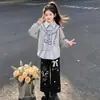 Roupa da Moda para Primavera/Outono para Crianças Mais Velhas: Conjunto Estiloso de Moletom Falso Duas Peças com Desenhos e Calça Wide Leg com Renda Doce