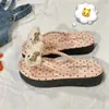 Confortável para usar ao ar livre, moda de verão estilosa, popular online, versátil, estilo fada, casual, com aumento de altura, sandálias chinelo de sola macia