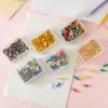 Chinchetas Metálicas de Colores Fuertes Engrosadas para Oficina 100 Piezas en una Caja Clavos Redondos Tablón de Mensajes Decoración Artística Pines para Pared