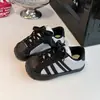 Zapatillas deportivas para niñas con puntera reforzada anti-patadas, nueva colección otoño 2026, calzado deportivo casual ligero versátil para niños y estudiantes