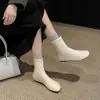 Botas finas elásticas planas estilo britânico de 1 cm, novo modelo outono e inverno 2026, botas curtas versáteis slip-on de bico redondo para mulheres