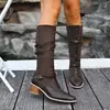 Nueva colección 2025 de zapatos para mujer de talla grande para exportación: Botas de cuero de estilo europeo y americano para otoño/invierno con punta redonda, patchwork de cuero, hebilla de cinturón y tacón cuadrado, resembling botas de montar