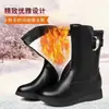 Botas de Neve Femininas 2026 Inverno Novo Estilo Salto Anabela Cano Médio Botas Curtas Com Pelúcia Quente Botas de Algodão Couro Macio Salto Médio Botas de Couro para Mães