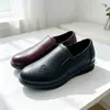Venta al por mayor transfronteriza de zapatos para madres de mediana edad y mayores, nuevos zapatos de cuero para mujer otoño 2026, de suela blanda, cómodos sin cordones, zapatos de cuero antideslizantes