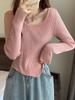 Camiseta de Fondo Tejida de Color Puro Irregular para Mujer Otoño 2025 Diseño Interior Nicho Chic Suéter Corto Clavícula
