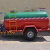 Reboque de tanque de água vermelho e verde 5 toneladas reboque de tanque de água fornecimento Ferramenta de sucção e pulverização de água veículo de combate a incêndio de alta pressão