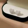 Brincos de Coração Totalmente Cravejados Super Brilhantes para Mulheres Agulha de Prata S925 Design de Luxo Acessível de Nicho Brincos Versáteis para Roupas de Trabalho Diárias