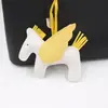 Llavero Colgante Chica Pegaso con Borla Familia H Piel de Cordero Imitación Cuero Vintage Accesorios para Mochila Escolar Pony Adornos Colgantes