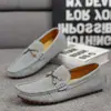 Zapatos Pequeños de Cuero para Hombre Estilo Británico 2025, Mocasines Slip-On de Talla Grande, Zapatos de Frijol Transpirables con Calados para Verano y Otoño