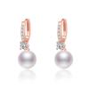 Aretes de Puño de Oreja de Perla Verano 2026 Nuevas Joyas de Moda Exquisitos Aretes Pequeños de Tachuela Aretes de Lujo Ligero de Alta Gama