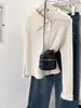 Cárdigan de punto gris con cuello y doble cremallera para mujer, otoño e invierno, con un diseño único, estilo nicho y un toque sofisticado