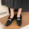Chinelos de metal com pelo estilo retrô coreano para mulheres, nova coleção outono/inverno 2026, mules slip-on com design de bico fechado