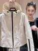 Moda Vento Outono 2026 Trench Coat Curto à Prova de Vento com Cintura Ajustável e Capuz Roupa de Trabalho Estilo Coreano Jaqueta Curta Casual para Mulheres