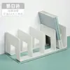 Estante simples na cor creme com múltiplos compartimentos, divisórias para livros e um organizador de mesa para estudantes, adequada para livros tamanho A4