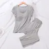 Simple conjunto de dos piezas para mujer de verano, camiseta de manga corta de modal con almohadilla en el pecho y pantalones rectos, se puede usar como base o solo.