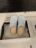 Primeiro Encontro com Sapatos Baixos Estilo Birkenstock com Acabamento em Veludo e Parte Traseira Aberta para Mulheres, Adequados para Usar Fora, Primavera/Verão 2026, Design Plissado para Combinar com Saias