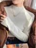 Ropa de Otoño e Invierno Nueva para Mujer, Capa Interior Engrosada, Cuello Semi Alto, Prenda Base de Punto de Cachemir Blanco, Top de Manga Larga