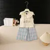 Conjunto Elegante de Dos Piezas para Bebés Niñas: Top sin Mangas Estilo Crema con Volantes y Pantalones Largos de Cuadros Azules, Nuevo para Verano
