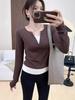Camisa de dos piezas con botones falsos de color contrastante para mujer, otoño e invierno, nueva camisa de manga larga ajustada con hilo de alta gama.