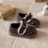 Sapatos de couro de bolinhas para meninas, nova coleção primavera/outono 2026, sapatos de princesa da moda e confortáveis com sola macia para crianças, tamanhos médios e grandes, estilo Mary Jane