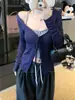 Camiseta Pura Desejo Cor Café Decote V Manga Longa para Mulheres Início do Outono Alça de Pescoço Halter Conjunto de Duas Peças Chique Doce Picante Menina Cardigan Curto