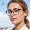 Montura cuadrada, esquinas redondeadas, lentes lisos, disponible en varios colores incluyendo negro brillante, gris translúcido, café degradado y azul degradado, con detalles de remaches plateados
