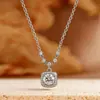 Colar Cubo Pequeno de Moissanita Prata de Lei S925 Imitação Pingente Estilo Luxo Leve para Mulheres com Toque de Alto Padrão, Corrente para Clavícula, Presente Popular