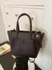 Bolso de diseño único para mujer, nuevo estilo transfronterizo 2026, bolsa de mano de alta calidad con gran capacidad, adecuado para ir al trabajo, se puede llevar en la mano, al hombro o cruzado.
