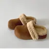 Uso bidireccional, punta cerrada, que aumenta la altura, pantuflas cálidas de algodón estilo coreano para mujer, aptas para uso interior y exterior, gruesas, 2026, peludas, color camel