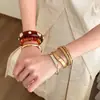 Pulsera Circular con Forma de Concha de Resina y Metal Chapado en Oro Ámbar, con un Toque de Lujo Ligero y de Alta Gama, Accesorio de Mano Simple y de Moda