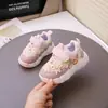 Tenis para niña modelo primavera y otoño 2026, con pequeña decoración floral, suela suave, antideslizante, transpirable, con velcro para niñas pequeñas, zapatos tipo papá para niños