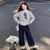 Conjunto único de estilo coreano para niñas con diseño de dos piezas falso, que incluye una sudadera con cuello y pantalones de mezclilla versátiles de pierna ancha.