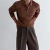 Suéter de punto ajustado color café estilo yuppie británico para hombre con textura de alta gama, hombro normal y cuello de solapa, adecuado como prenda interior