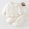 Conjunto acolchado de otoño e invierno para bebé 60g ropa para recién nacidos Clase A algodón puro dos piezas ropa para casa para niños y niñas