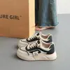 Tenis blancos en oferta por tallas limitadas, tenis de malla hueca transpirables de moda para mujer, zapatillas deportivas ultraligeras antideslizantes para mujer 2026 verano