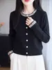 Cardigã de malha jacquard retrô, luxuoso e intrincadamente trabalhado com fios brilhantes. Uma peça de vestuário externa chique e elegante, perfeita para a primavera e o outono, com um design versátil para a moda feminina