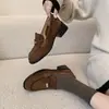 Garota Fashion~ Mocassins de Couro com Moeda de Ouro Temporada Primavera 2026 Sapatos de Couro com Salto Médio Grosso Bico Redondo Couro Genuíno Sapatos de Uma Peça com Corte Profundo