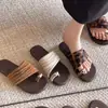 Chanclas únicas y hermosas con tira para el dedo del pie y suela plana para el verano, nuevas sandalias de dedo ultra suaves y elegantes estilo francés para mujer 2026