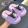 (Armazém Jieyang, limitado a vendas domésticas) Sandálias de verão infantis, fofas, antiderrapantes, para uso interno, com personagens de desenho animado, para meninas, da Sanrio