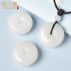 Venta al por mayor de fábrica material fino jade blanco de Xinjiang hebilla de seguridad colgante blanco sebo jade cálido blanco natural hebilla de seguridad de jade dorado