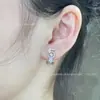 Nuevos Pendientes de Botón Dorados Pequeños en Forma de V Estilo Chanel de Alta Versión con Pendientes Clásicos Versátiles de Diamante Completo Número 5 para Mujer