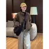 Elegante jaqueta de gola alta ombro a ombro para mulheres, novo estilo outono 2026, design inspirado em roupas de trabalho, casaco curto de nicho