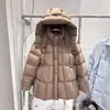 Invierno 2025 Nuevo para Mujer Corta con Capucha de Longitud Media Engrosada Cuello Alto Moderna Blanca de Plumón de Pato Chaqueta de Estudiante